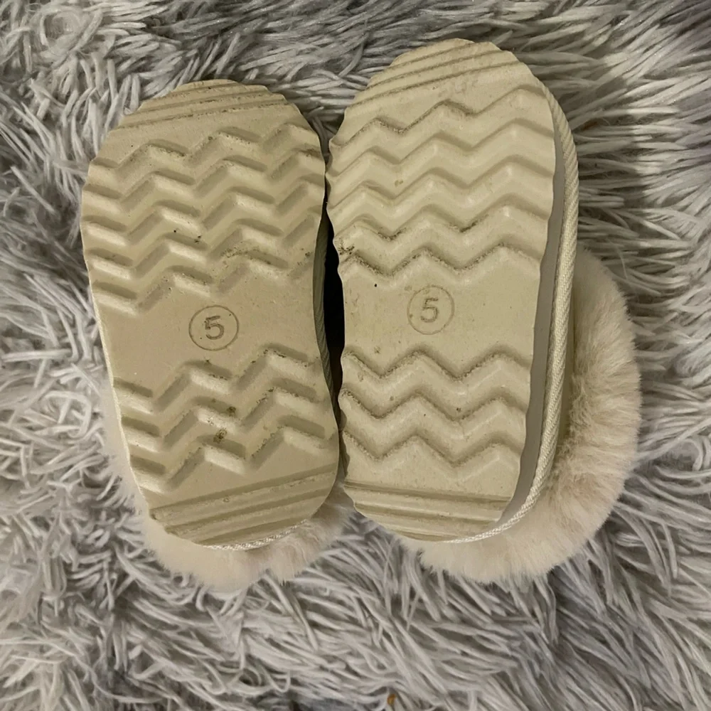 Baby Girl Winter Faux Fur boots. Size 5.